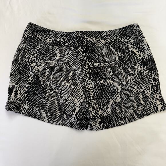 Express Black & White Snake Print Shorts with Pockets - Size 4 - Picture 6 of 6